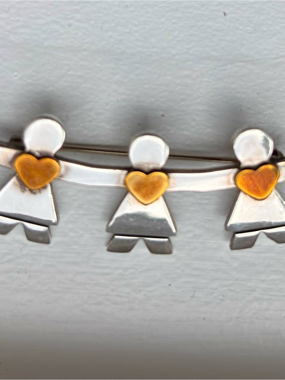 Silver 925 Hearts on Three Children Figures Naldo Pin - Silver & Brass